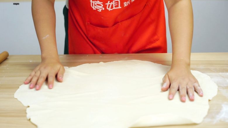 洪七公看到也会流三天口水——芳香叫花鸡,因为选的鸡比较大,所以尽量擀的大一点哟~