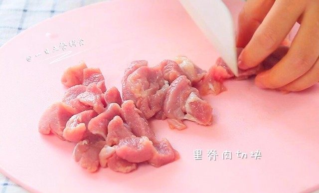 南瓜软饭,肉搅拌成肉泥,挤几滴柠檬汁腌制会。
