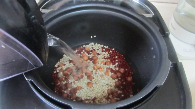 红豆薏米莲子羹,加入适量的水;