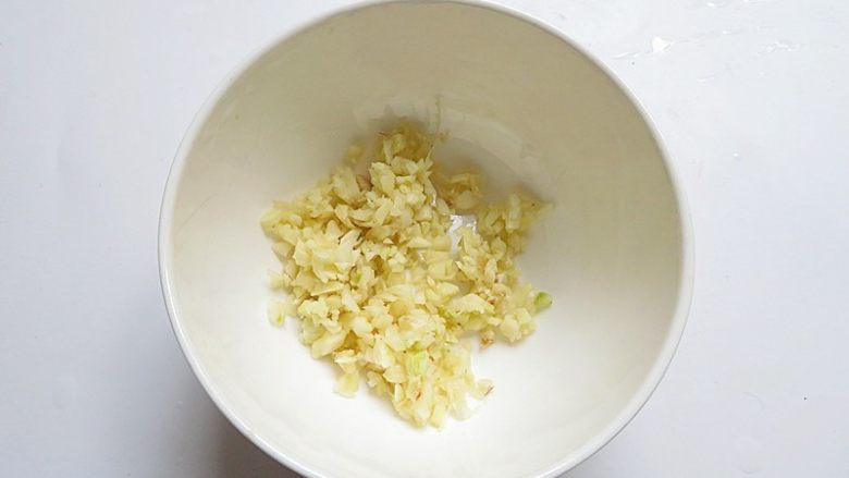风琴版茄香酿肉,蒜头捣成蒜蓉备用,如果不爱蒜味的,可以不放