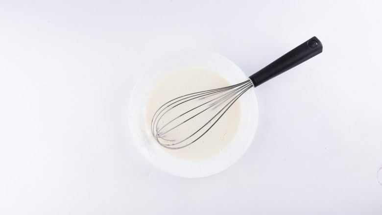 网红甜品丨麻薯夹心可可软欧,等待发酵的同时可以准备麻薯部分，将糯米粉，<a style='color:red;display:inline-block;' href='/shicai/ 512'>玉米淀粉</a>，<a style='color:red;display:inline-block;' href='/shicai/ 219'>牛奶</a>和糖放在盘中，搅拌到无颗粒状