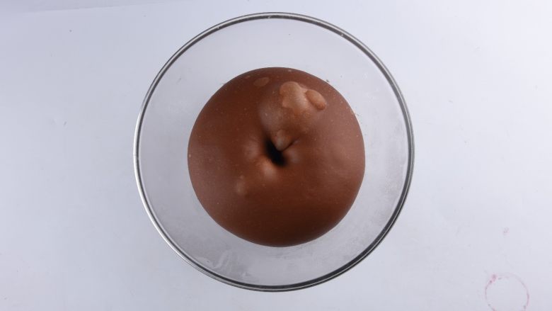 网红甜品丨麻薯夹心可可软欧,待面团发酵至两倍大,按压不回缩时,分成两份
