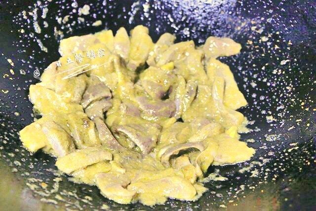青椒炒猪肝,锅上火加热,大火,倒入油,刚才腌制猪肝的料一起下锅。