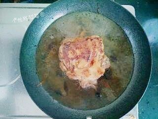 秘制鸡腿饭,倒入半碗水,耗油、糖、酱油、盐。小火收汁。不停搅动,留点汁一会儿浇米饭。