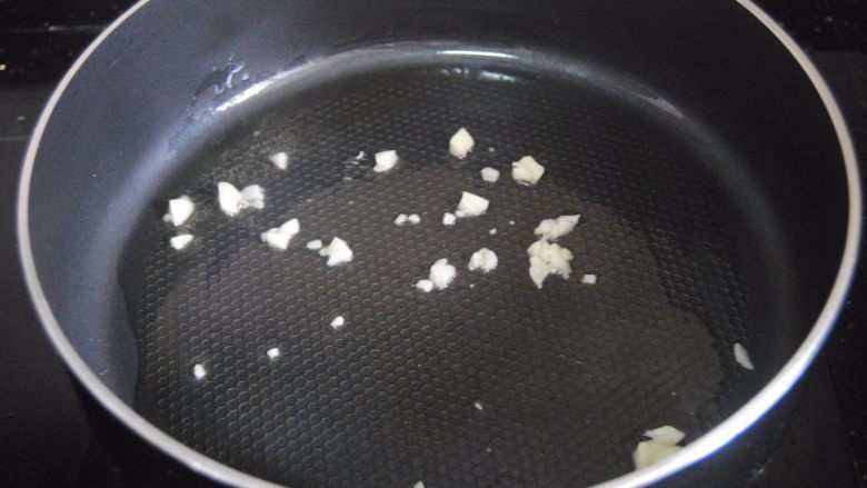 干贝烧毛豆,热锅,放入少量的食用油,把蒜末爆香了
