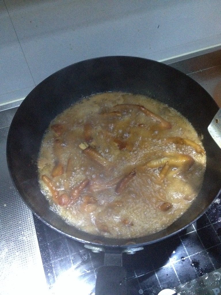 鸡爪子炖土豆,加入开水，刚刚没过鸡爪就可以