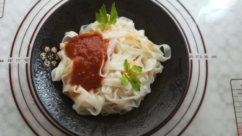 宽芯肉酱凉面, 最后在面上插上几片青菜叶装饰一下