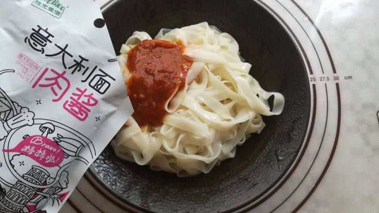 宽芯肉酱凉面,在面条上倒上适量的肉酱,也可以加老干妈之类的辣椒酱