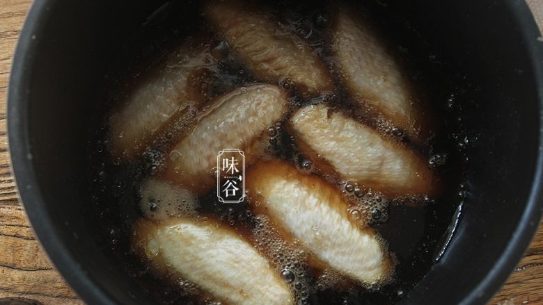 简单方便的电饭煲可乐鸡翅,确保可乐没过鸡翅（300ml左右）；