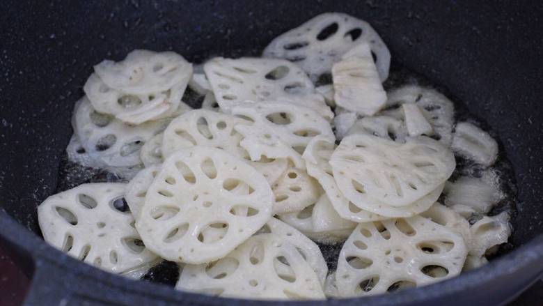 炝炒藕片,锅中倒适量食用油烧热,下入藕片大火快速翻炒均匀。