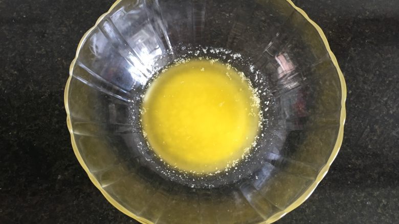 原味泡芙(卡仕达酱版),9.接着来做泡芙,将泡芙配方中的黄油放进微波炉高火叮一分钟融化成液体,也可以隔热水融化,随自己方便哈;