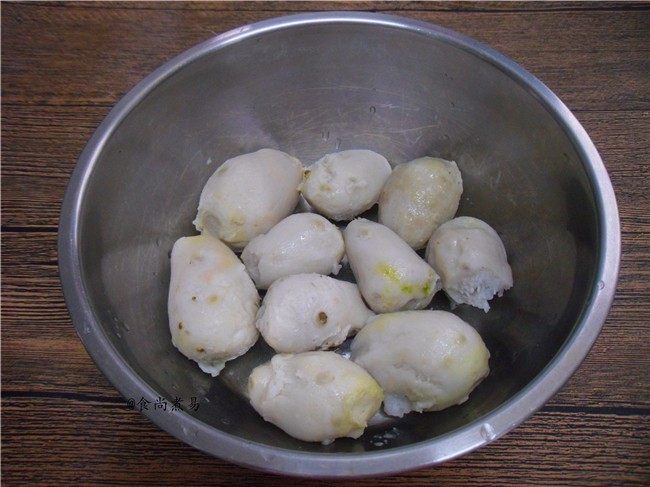 香酥炸芋丸,煮熟的芋头用凉水浸泡片刻,顺利剥皮