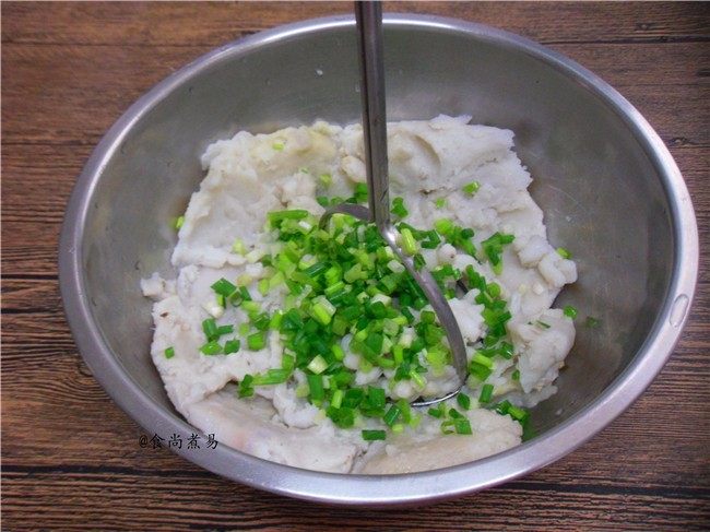 香酥炸芋丸,再捣成芋泥,加入葱碎