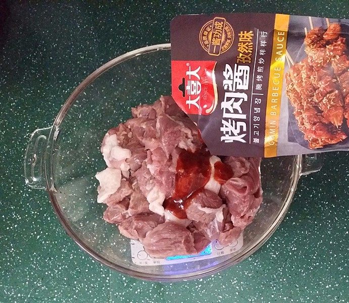 酱烤羊肉串,放入碗中加入孜然烤肉酱