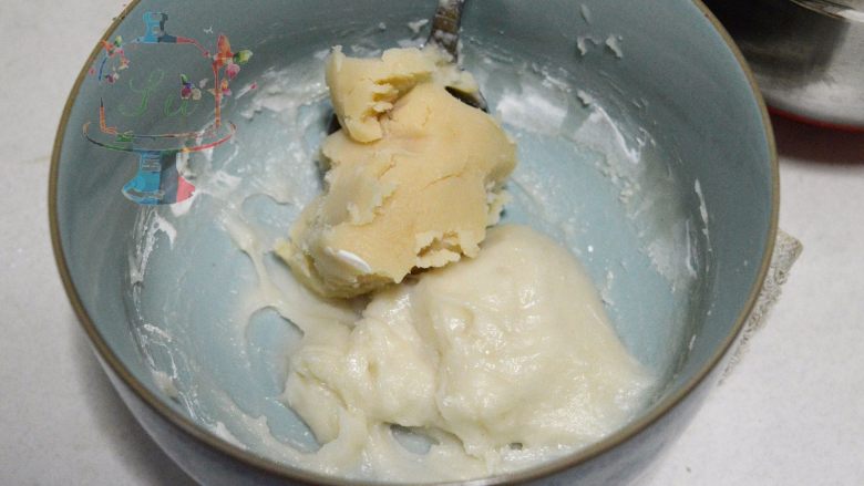 我们不是冰皮月饼,是很正经的日式和菓子, 取少量芸豆泥和蒸好的【步骤8】混合拌匀。每加入一次芸豆泥都要混合均匀后才可以加入下一次。