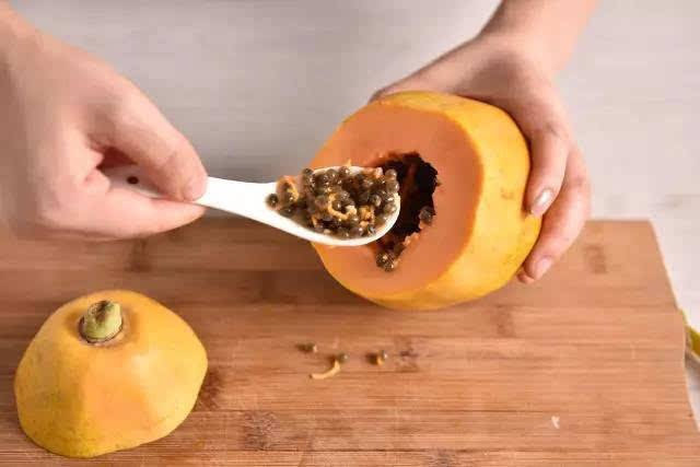 木瓜牛奶冻,将<a style='color:red;display:inline-block;' href='/shicai/ 590'>木瓜</a>从1/4处切开，看到里面的籽就ok，用长勺子将<a style='color:red;display:inline-block;' href='/shicai/ 590'>木瓜</a>里的籽全部挖出来，如果挖的不整齐，可以用勺子轻轻地刮一刮<a style='color:red;display:inline-block;' href='/shicai/ 590'>木瓜</a>的内壁，让内壁光滑一些