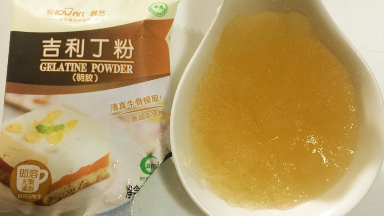 木瓜牛奶冻,将提前用凉水和吉利丁粉混合好，放入热牛奶中搅匀，晾量，大约10分钟左右就可以