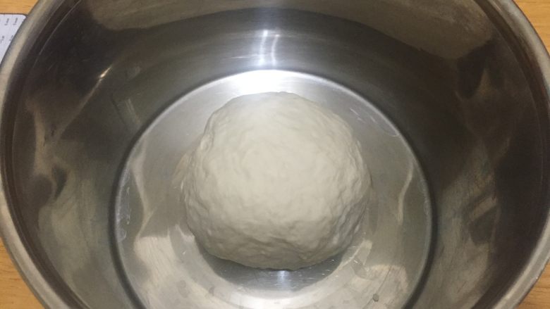 抹茶淡奶油吐司 中种法,将中种材料混合成团,面团不用反复揉搓,只要混合均匀即可,放入盆中敷保鲜膜,冷藏发酵大约一夜,具体时间17-42小时都