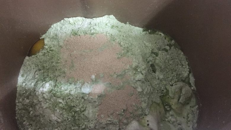 抹茶淡奶油吐司 中种法,放入主面团中除了黄油以外的所有的材料,启动面包机的揉面功能30分钟