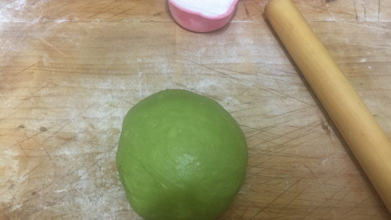 抹茶淡奶油吐司 中种法,松弛后的面团准备开始塑形了
将面团放在案板上(粘手的话撒薄薄的面,不要撒太多)
