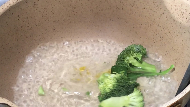 在家轻松做牛排,西兰花放入油盐开水锅中,煮至断生后捞出备用