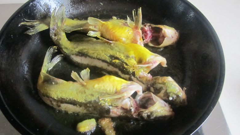 黄骨鱼炖千张结,煎好后轻轻晃动下锅, 鱼能跟着动后翻个面, 再将鱼的另一面煎一下;