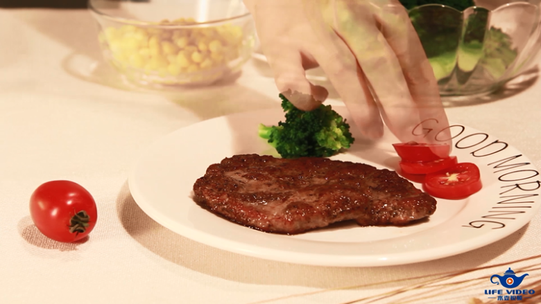 夏日开胃:番茄牛排!,摆盘!
将牛排放至盘中,边上摆<a style='color:red;display:inline-block;' href='/shicai/ 3438'>圣女果</a>和西兰花、甜玉米。