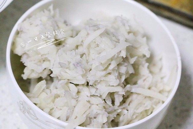 鸡肝藕饼,藕丝球球。用100克藕挤汁,这些藕丝放在饼里50克。
🌻小贴士:我力气小,吃奶的力气试出来了,水出的不是很多,藕里还含水。