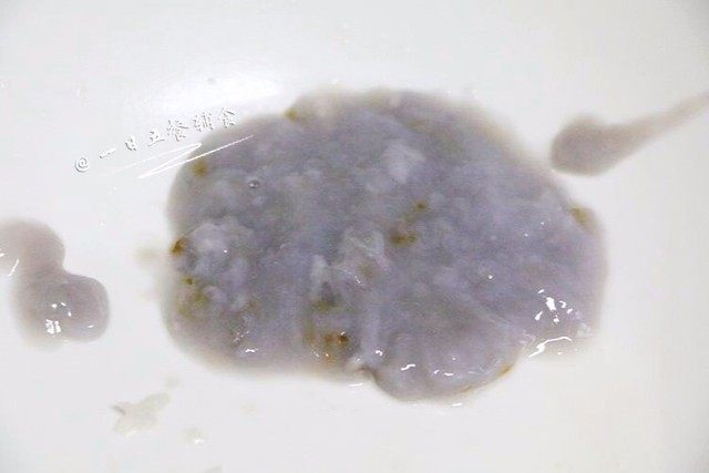 鸡肝藕饼,什么也不用加,将藕汁开大火单独炖煮,煮成浆糊那样就好。只要一会会。
