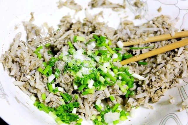鸡肝藕饼, 加入藕丝50克,葱,搅匀。再加点盐调味。