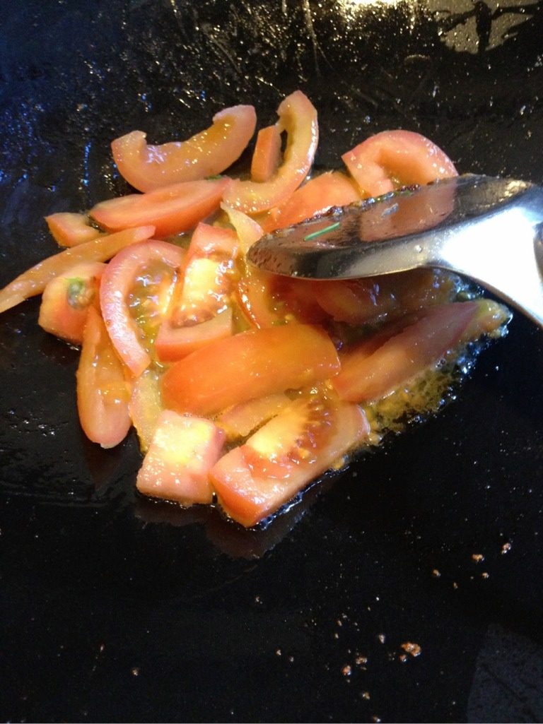 番茄火腿腊肠瘦肉面,如图，小炒<a style='color:red;display:inline-block;' href='/shicai/ 59'>番茄</a>