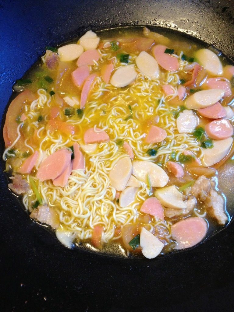 番茄火腿腊肠瘦肉面,如图
