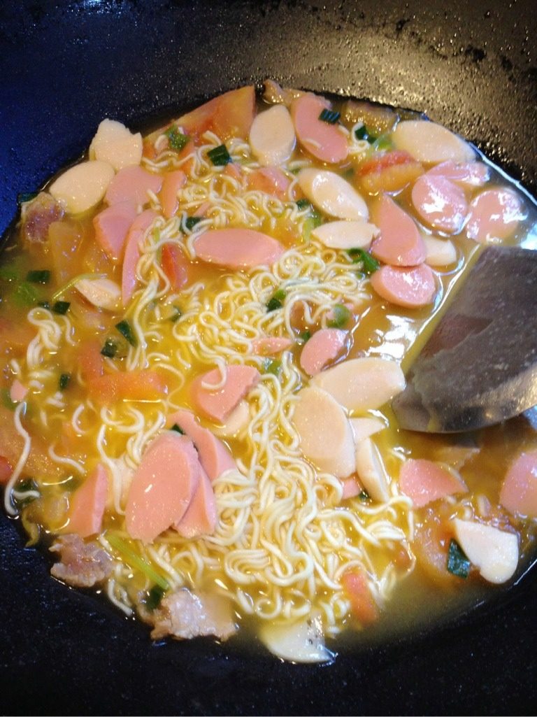 番茄火腿腊肠瘦肉面