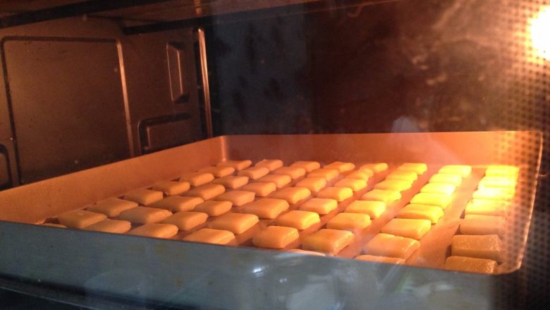 牛奶小饼干,送入预热好的180度的烤箱,中层、上下火,烤15分钟左右即可(表面微黄即可)