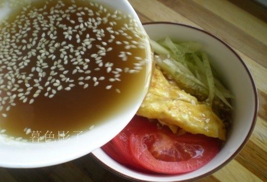 解暑,就是一碗Q弹冷面,按照个人喜好、醋、<a style='color:red;display:inline-block;' href='/shicai/ 10588'>糖</a>、兑好比例、浇到冷面上