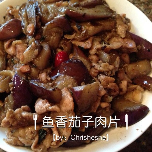 鱼香茄子肉片,蒋备好的葱蒜干辣椒咸鱼粒少油下锅爆香然后生抽老抽蚝油少量糖适量水开后将用油炸过上了少许生粉的茄子下锅调味少许香油出锅