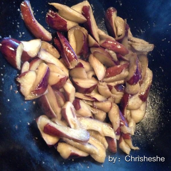 鱼香茄子肉片,茄子上粉炸完控干油份,汁多可以放适量生粉小打芡汁,切忌少油不然芡汁挂不上
