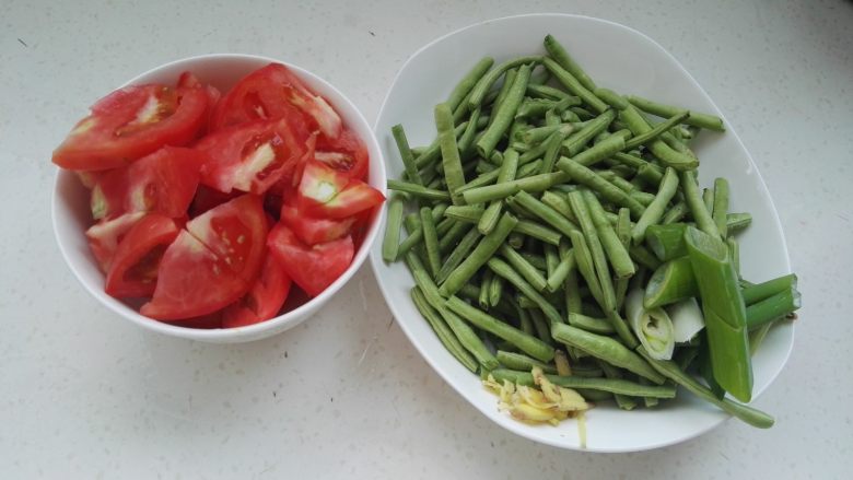 西红柿炒豆角,准备好的原料。<a style='color:red;display:inline-block;' href='/shicai/ 3639'>豆角</a>用手掰成段，<a style='color:red;display:inline-block;' href='/shicai/ 37'>姜</a>切丝，<a style='color:red;display:inline-block;' href='/shicai/ 3250'>葱</a>切段。<a style='color:red;display:inline-block;' href='/shicai/ 3551'>西红柿</a>切小块。