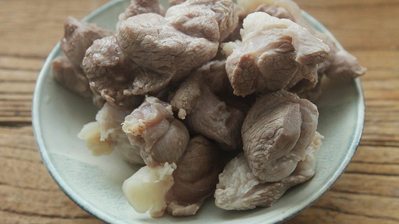 青红萝卜煲猪腱汤,煮开后肉的血水出来了。然后把猪腱肉捞出来冲洗,去掉浮沫后待用。(这些可以去除腥味和血水,可以让汤汁更清澈。)