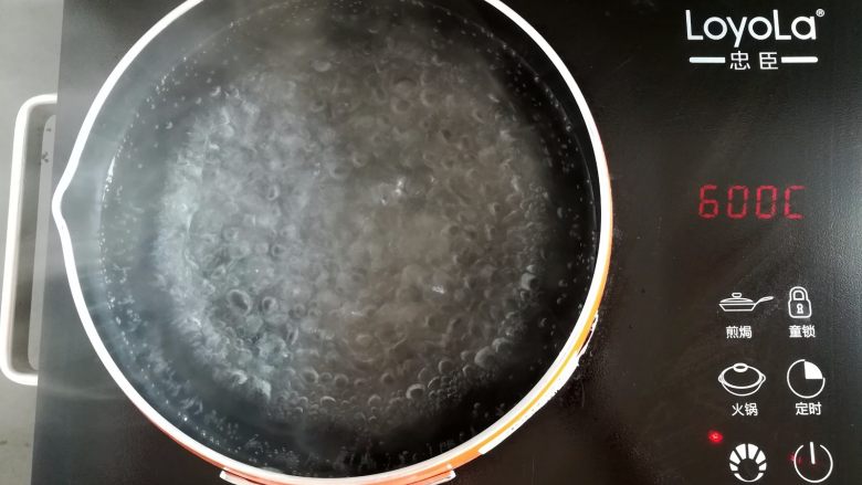 芒果西米露,用不沾奶锅烧半锅水沸腾
