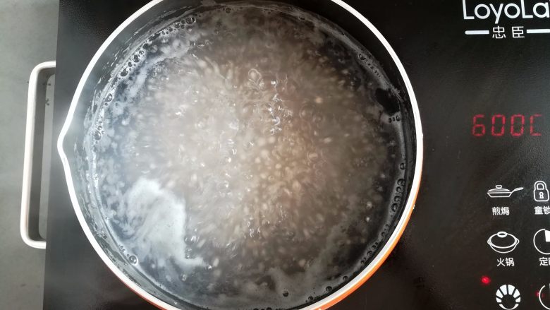 芒果西米露,西米大火煮20分钟，煮到中间有小白点的时候关火