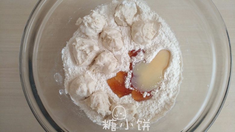 【季夏桃软欧包】,把准备好的老面揪成小块,加入其它所有主面团材料