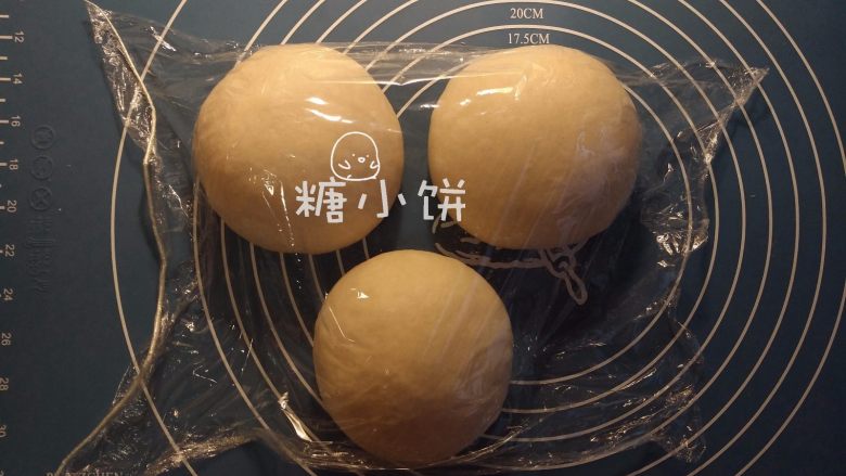 【季夏桃软欧包】,分割成3个面剂子滚圆,松弛20分钟