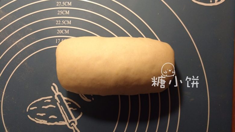 【季夏桃软欧包】,卷起来,收口朝下放置。依次卷好3个