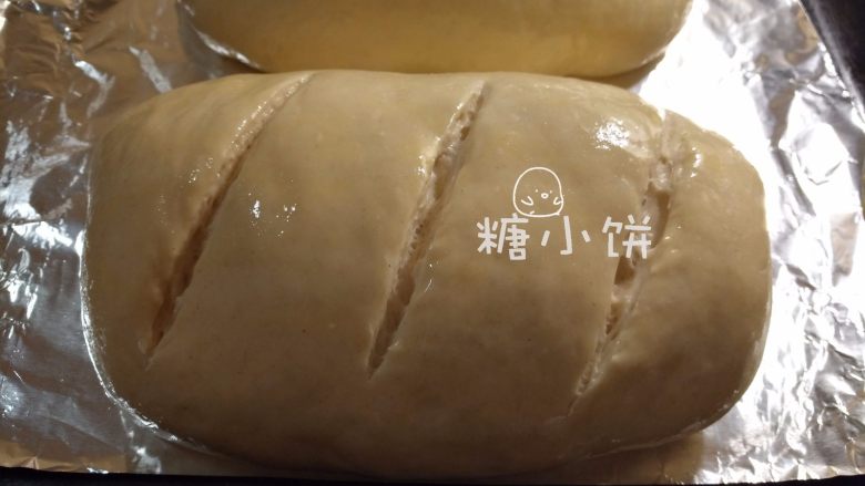 【季夏桃软欧包】,室温末发40分钟后,表面刷上打散的全<a style='color:red;display:inline-block;' href='/shicai/ 1118'>蛋液</a>,然后斜着划3道割口(如图)