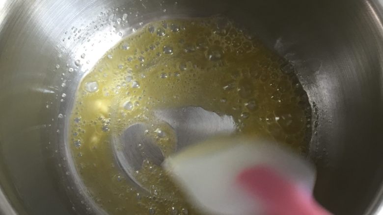 燕麦瓜子仁酥块,黄油隔热融化;