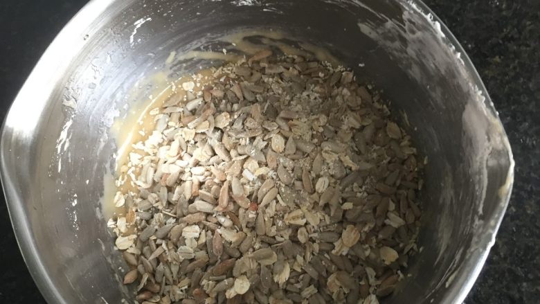燕麦瓜子仁酥块,倒入烤好的燕麦瓜子仁混合物拌均匀;