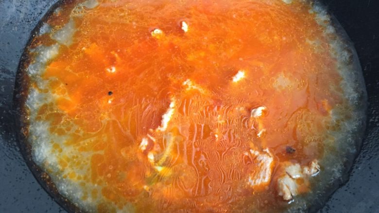 水煮肉片,将腌制好的肉片放入锅内余下的沸水中焯熟;