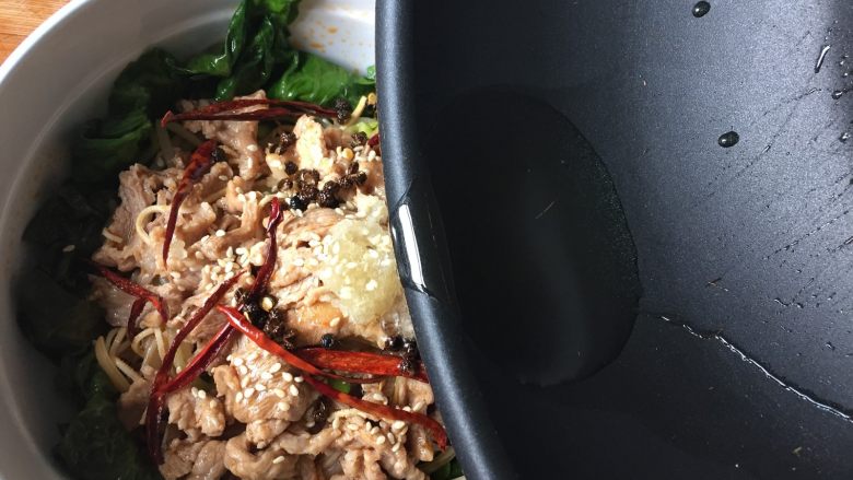 水煮肉片,将热油浇在蒜泥上,拌均匀,然后倒入适量汤汁即可。