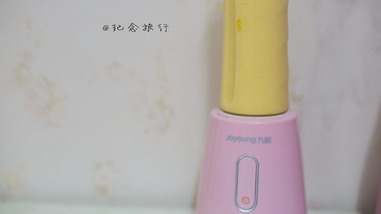 健康无添加的芒果奶昔,一杯芒果味浓郁的奶昔就完成了